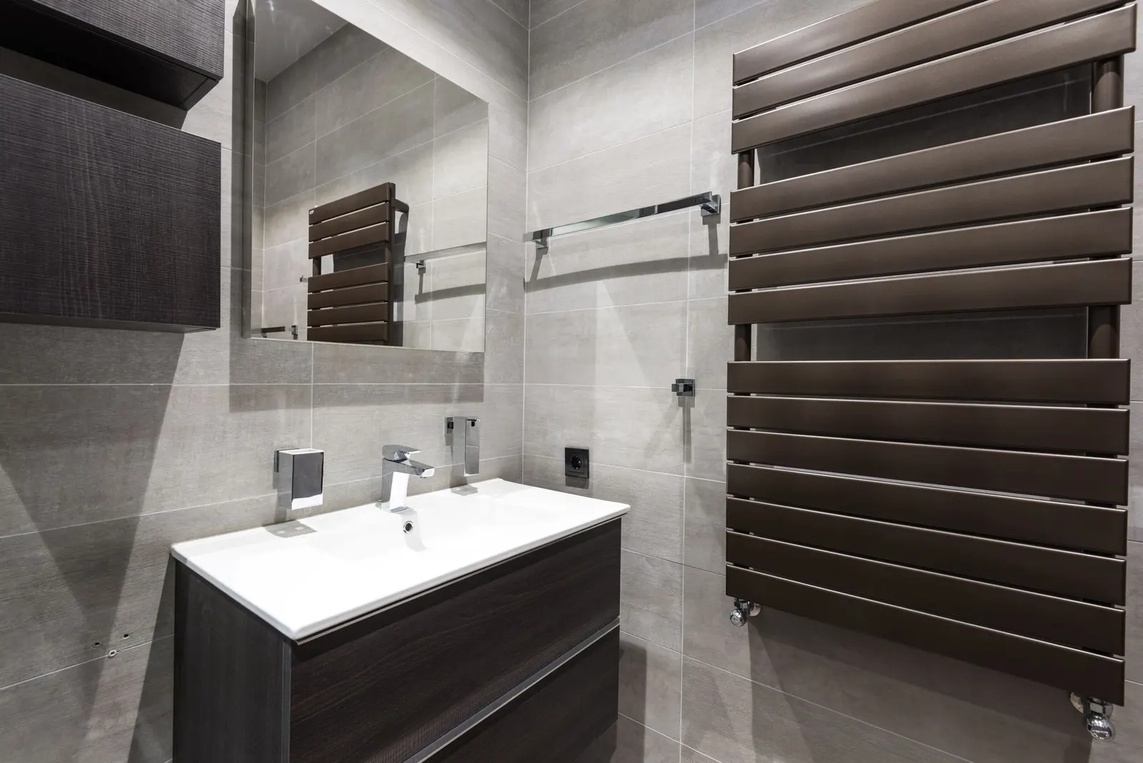 Explore a sleek, minimalist bathroom with clean lines and contemporary fixtures.